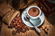 咖啡和奶茶哪个更重要（奶茶PK咖啡究竟谁才是职场饮品的“流量担当”呢）