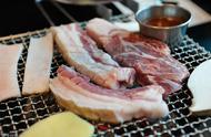 韩国街头烤五花肉视频（传说韩国人吃一顿烤五花肉就等同于过年·那我们不是天天都过年啦）