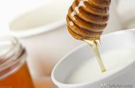牛奶蜂蜜面膜自制方法（敷完皮肤白净嫩滑）