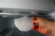 冰箱里冷冻室结冰严重怎么办（只需一个空瓶就搞定）