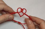 亲手编织手环教程（带你学习如何编织一条漂亮的心形手环）