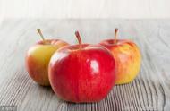 苹果皮的营养比苹果多吗（吃苹果要削皮吗）