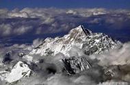 珠穆朗玛峰第一个登顶成功的人是谁（至今没人知道答案）