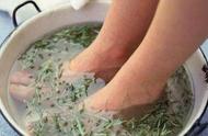 藿香正气水泡脚的正确方法（女人用“一种水”泡脚）