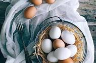 为什么红鸡蛋比普通鸡蛋便宜（白皮鸡蛋和红皮鸡蛋到底有什么区别）
