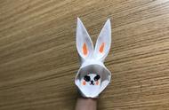 用餐巾纸折兔子教程（手指上的折纸小兔子）