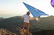 纸飞机的制作方法视频（4米巨型纸飞机扛到山顶玩）