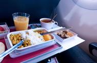 乘坐飞机哪些食物不能吃（在飞机上不宜吃哪些食物）