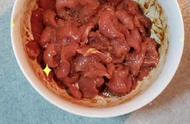 口蘑青椒炒肉家常做法（鲜美下饭的蘑菇炒肉片这么做大人孩子都爱吃）