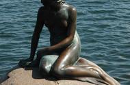丹麦小美人鱼雕像背后的故事（源于安徒生童话的百岁美人鱼雕塑很美）