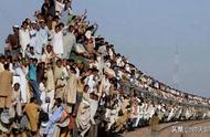 印度火车超载才吓人（为什么不担心掉下来）