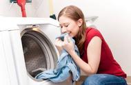 如何自制洗衣液简单的方法（衣服一泡就干净了）