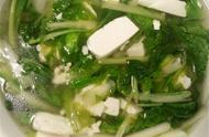 在家里制作小白菜豆腐汤（常见食材简单做法）