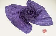 玫瑰花丝巾系法（四季色彩之植物染玫瑰紫丝巾）