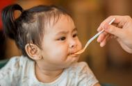 婴儿最早什么时候可以添加辅食（除看月龄）