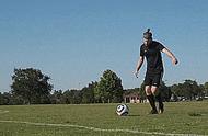 踢足球的时候怎么踢出弧线球（如何踢出弧线球——超赛球星演示配图）