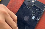 苹果8p换玻璃后盖教程视频（#全民修手机）